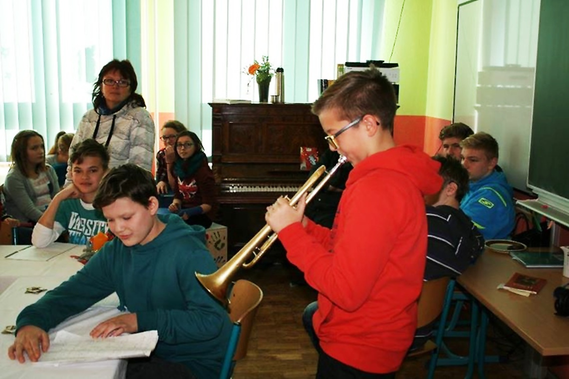 Schüler gestalten Adventfeier für Senioren